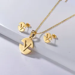 Ketting & oorbellen - gouden sieradenset - met V-letterHalskettingen