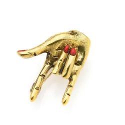 Hand met "Love" -gebaar - rode nagels - punkbrocheBroches
