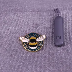 Hommel met ster / maan - kristallen broche - speldBroches