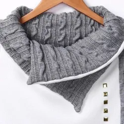 Witte lange trui - hoge kraag - lange mouw - met metalen versieringenHoodies & Truien