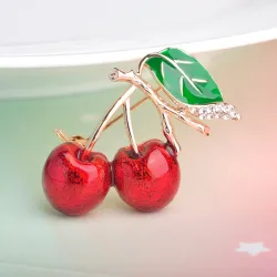 Elegante broche met een rode kristallen kersBroches