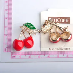 Elegante broche met een rode kristallen kersBroches
