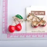 Elegante broche met een rode kristallen kersBroches