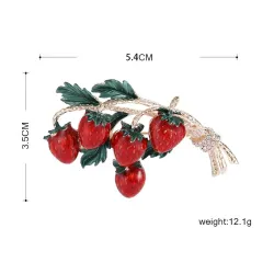 Elegante broche met een takje aardbeienBroches