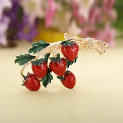 Elegante broche met een takje aardbeienBroches