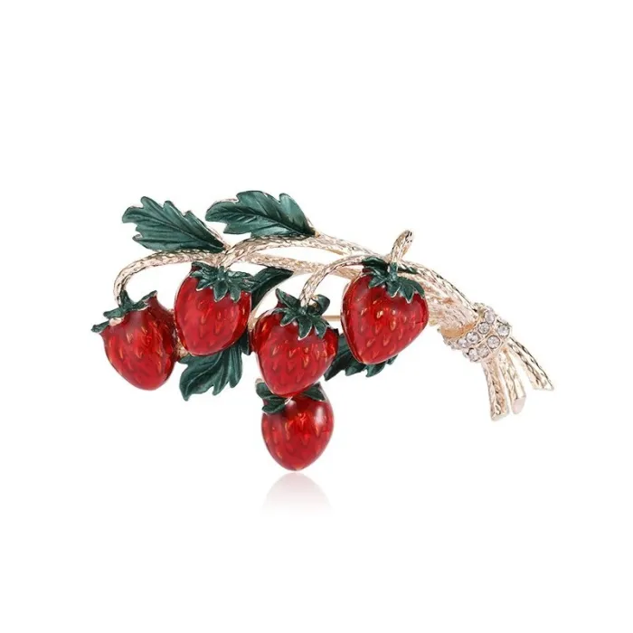 Elegante broche met een takje aardbeienBroches