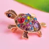Modieuze broche met kristallen schildpadBroches
