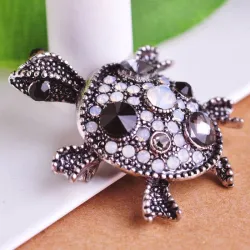 Modieuze broche met kristallen schildpadBroches