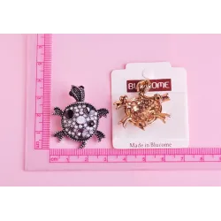 Modieuze broche met kristallen schildpadBroches