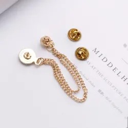 Broche met een Koreaanse trend - speld met een horloge en een kettingBroches