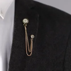 Broche met een Koreaanse trend - speld met een horloge en een kettingBroches