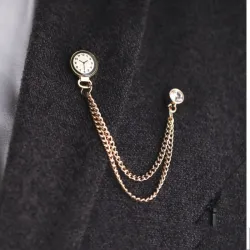 Broche met een Koreaanse trend - speld met een horloge en een kettingBroches