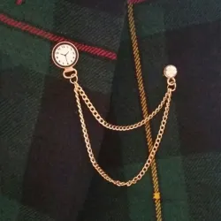 Broche met een Koreaanse trend - speld met een horloge en een kettingBroches