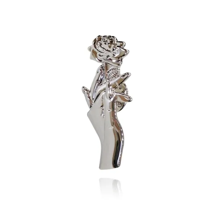 Zilveren broche met een hand die roos vasthoudt - pinBroches