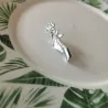 Zilveren broche met een hand die roos vasthoudt - pinBroches