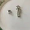 Zilveren broche met een hand die roos vasthoudt - pinBroches