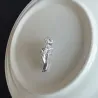 Zilveren broche met een hand die roos vasthoudt - pinBroches