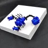 Broche in de vorm van een schorpioen met rozenBroches