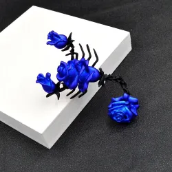 Broche in de vorm van een schorpioen met rozenBroches