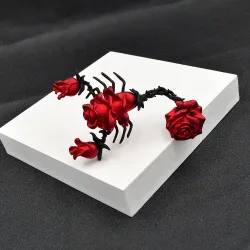 Broche in de vorm van een schorpioen met rozenBroches