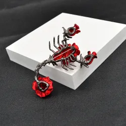 Broche in de vorm van een schorpioen met rozenBroches