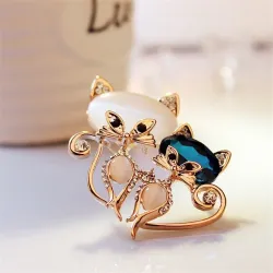 Broche met twee kristallen vossenBroches