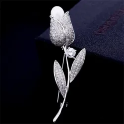Luxurious white crystal brooch with rose / pearlBrooches