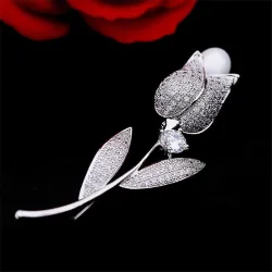 Luxurious white crystal brooch with rose / pearlBrooches