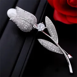 Luxe witte kristallen broche met roos / parelBroches