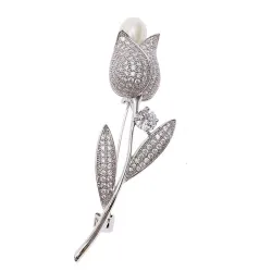 Luxe witte kristallen broche met roos / parelBroches