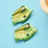 Blad met een zijderups - kristallen brocheBroches