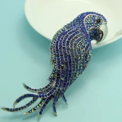 Modieuze broche met grote kristallen papegaaiBroches