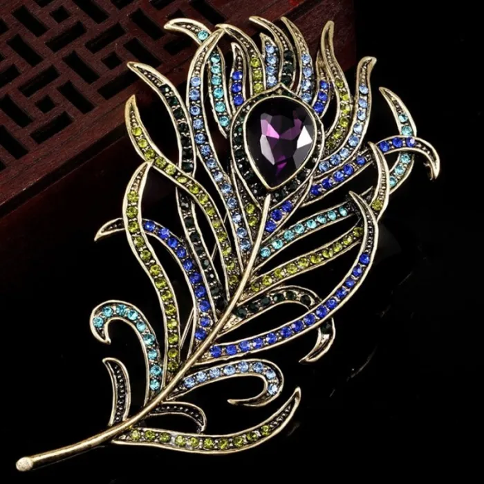 Vintage veervormige broche met kristallenBroches