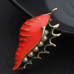 Rode zee mossel met parels - elegante brocheBroches