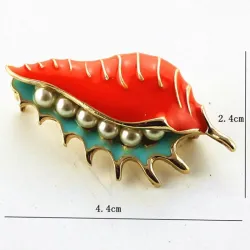 Rode zee mossel met parels - elegante brocheBroches
