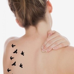 Tijdelijke tattoo - stickers - verwijderbaar - waterdicht - vliegende zwarte vogelsTatoeage