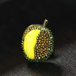 Elegante lychee fruit brocheBroches