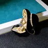 Modieuze gouden broche - vrouw met zwarte hoed met parels / kristallenBroches