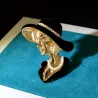 Modieuze gouden broche - vrouw met zwarte hoed met parels / kristallenBroches