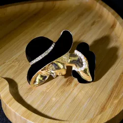 Modieuze gouden broche - vrouw met zwarte hoed met parels / kristallenBroches