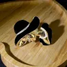 Modieuze gouden broche - vrouw met zwarte hoed met parels / kristallenBroches