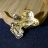 Modieuze gouden broche - vrouw met zwarte hoed met parels / kristallenBroches