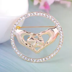 Elegante ronde broche - met kristallen - hartvormige handen ineenBroches
