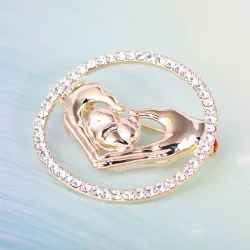 Elegante ronde broche - met kristallen - hartvormige handen ineenBroches