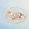 Elegante ronde broche - met kristallen - hartvormige handen ineenBroches