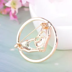 Elegante ronde broche - met kristallen - hartvormige handen ineenBroches