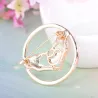 Elegante ronde broche - met kristallen - hartvormige handen ineenBroches