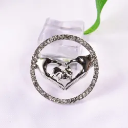 Elegante ronde broche - met kristallen - hartvormige handen ineenBroches