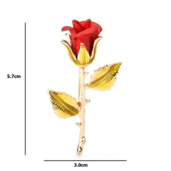 Stijlvolle gouden broche met een rode roosBroches