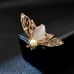 Modieuze gouden broche - met parelbij & kristallenBroches